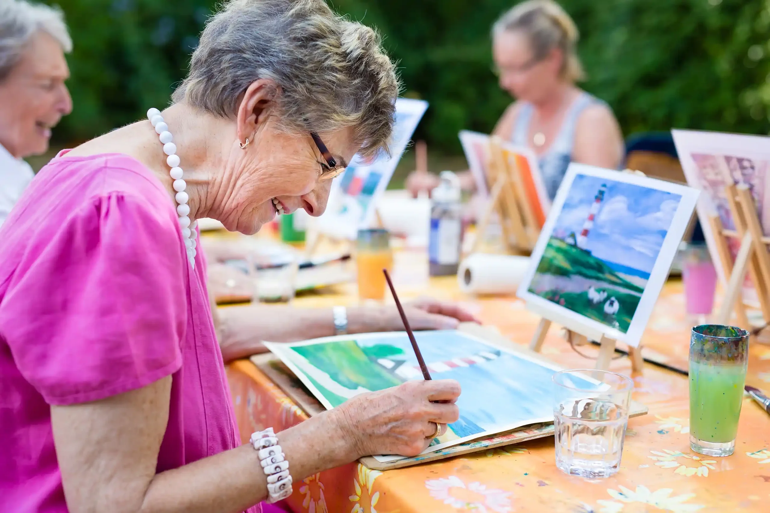 Seniorin bei einer gemeinsamen Freizeitaktivität